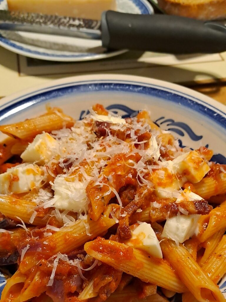 Pasta amatriciana with mozzarella