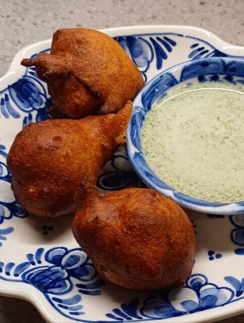 Chili bites with green chutney